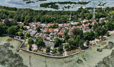 Vue aérienne d'une digue, le 22 février 2023 sur l'île indonésienne de Pari ( AFP / Bay ISMOYO )
