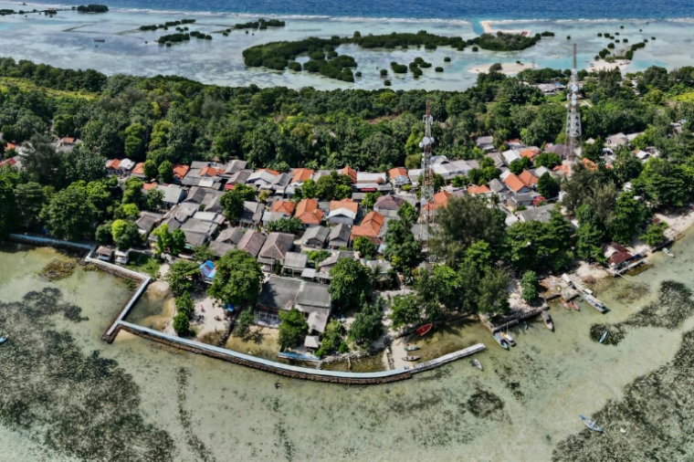Vue aérienne d'une digue, le 22 février 2023 sur l'île indonésienne de Pari ( AFP / Bay ISMOYO )