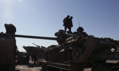 Des chars et de l’artillerie positionnés alors que l’armée syrienne est déployée à Hassaké