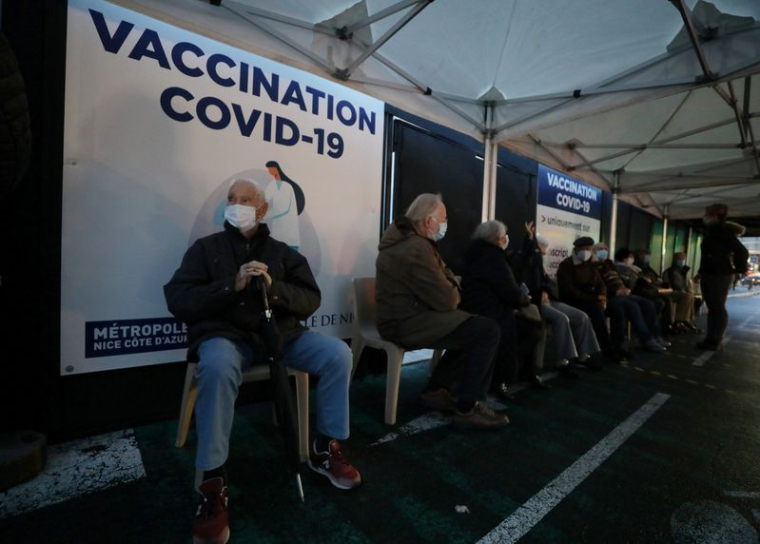 CORONAVIRUS: MACRON FAVORABLE À UN CONTRÔLE DES LABORATOIRES QUI PRODUISENT LE VACCIN