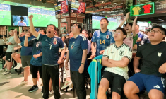 Des supporters chinois de l'équipe du Japon de football en train de suivre la rencontre du groupe F de la Coupe du monde 2026 entre le Japon et la Tunisie, à Shanghai, le 21 juin 2026 ( AFP / Rebecca BAILEY )