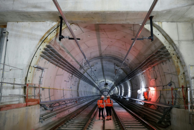 Des employés de l'entreprise Eurovia Transport Ferroviaire dans le tunnel de la future ligne 15 sud du Grand Paris express, le 3 avril 2024 à Clamart dans les Hauts-de-Seine ( AFP / Ludovic MARIN )