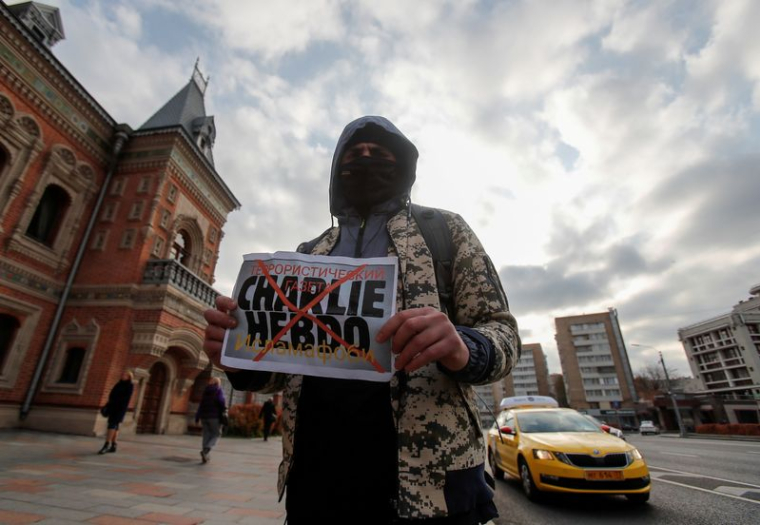 Un participant tient une pancarte lors d'une manifestation contre l'hebdomadaire satirique français Charlie Hebdo à Moscou