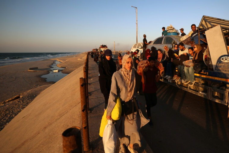Des Palestiniens de la ville de Gaza se déplacent vers le sud de la bande de Gaza avec leurs affaires, sur la route côtière le long du camp de réfugiés de Nousseirat dans le centre du territoire, pour fuir une opération militaire israélienne, le 20 septembre 2025 ( AFP / Eyad BABA )