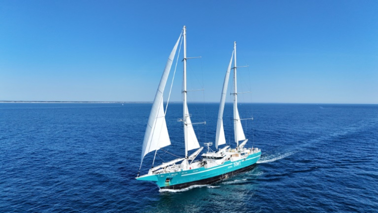 Le cargo à voile Artemis de la TOWT, TransOceanic Wind Transport au large de Concarneau dans le Finistère le 7 avril 2025 ( AFP / Damien MEYER )