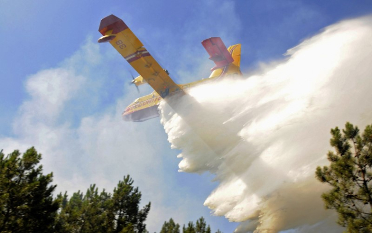 DES AVIONS-CITERNE FRANÇAIS ENVOYÉS EN ALGÉRIE FACE AUX INCENDIES, ANNONCE MACRON