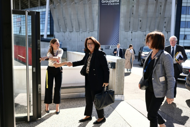 La ministre française des Sports Marina Ferrari (C) et l'ancien Premier ministre Michel Barnier (D) à leur arrivée à la réunion du comité exécutif consacré à l'organisation des JO-2030 dans les Alpes, le 10 septembre 2026 à Décines-Charpieu ( AFP / Alex MARTIN )