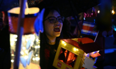 Une femme scande des slogans pour défendre la séparation des pouvoirs au Costa Rica lors d'une manifestation à San José, le 14 septembre 2026 ( AFP / Ezequiel BECERRA )