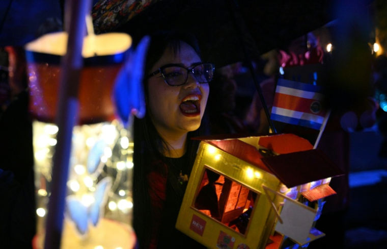 Une femme scande des slogans pour défendre la séparation des pouvoirs au Costa Rica lors d'une manifestation à San José, le 14 septembre 2026 ( AFP / Ezequiel BECERRA )