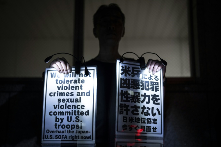 Un manifestant proteste contre la présence de soldats américains au Japon, le 5 octobre 2026 à Tokyo ( AFP / Yuichi YAMAZAKI )