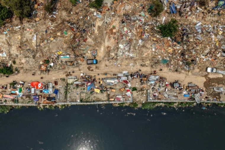 Vue aérienne des démolitions ordonnées par les autorités des bidonvilles abritant des milliers de personnes le long des berges de la capitale népalaise Katmandou, le 25 avril 2026 ( AFP / Prabin Ranabhat )