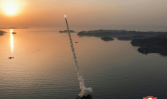 Une image publiée par l'agence nord-coréenne KCNA montre un essai de missile balistique, le 19 avril 2026 dans un endroit inconnu en Corée du Nord ( KCNA VIA KNS / - )