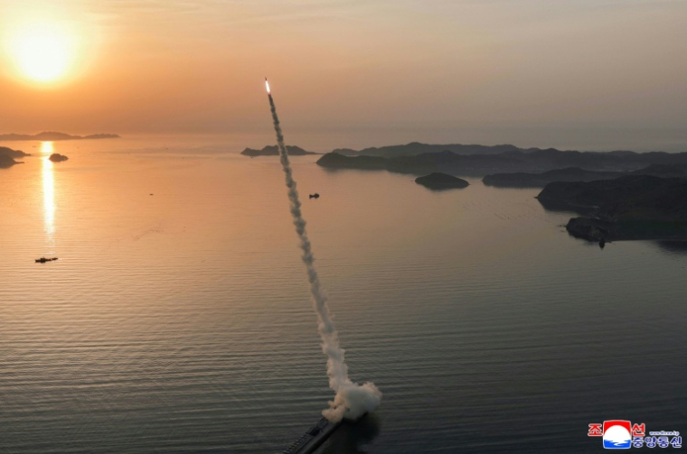 Une image publiée par l'agence nord-coréenne KCNA montre un essai de missile balistique, le 19 avril 2026 dans un endroit inconnu en Corée du Nord ( KCNA VIA KNS / - )