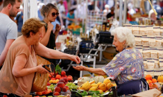 Des gens font leurs courses dans un marché à Rome, en Italie