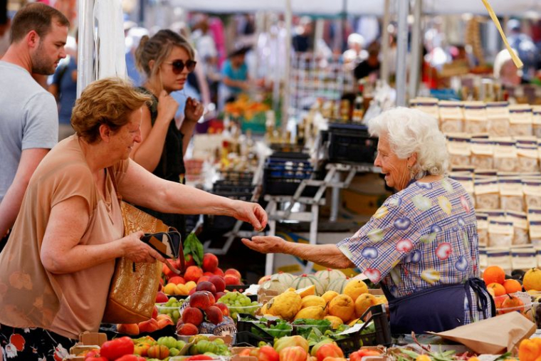 Des gens font leurs courses dans un marché à Rome, en Italie