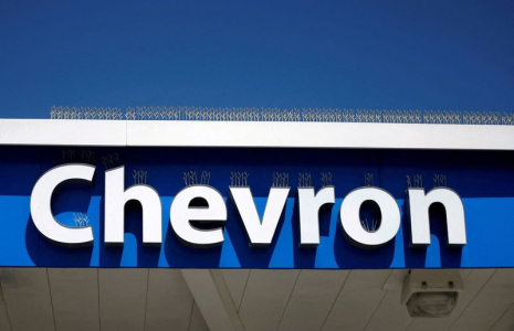 Le logo de Chevron (CVX), société cotée à l'indice Dow Jones Industrial Average, à Los Angeles