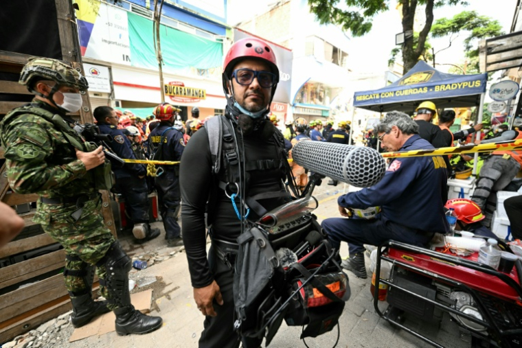 Un ingénieur du son et bénévole participe à la recherche de survivants après le séisme en Colombie, à Pereira, le 14 août 2026 ( AFP / Luis ACOSTA )