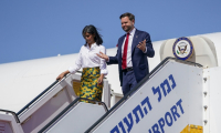 Le vice-président américain JD Vance (D) et son épouse Usha Vance à leur arrivée à l'aéroport de Tel-Aviv, le 21 octobre 2025 ( POOL / Nathan HOWARD )