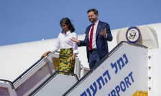 Le vice-président américain JD Vance (D) et son épouse Usha Vance à leur arrivée à l'aéroport de Tel-Aviv, le 21 octobre 2025 ( POOL / Nathan HOWARD )