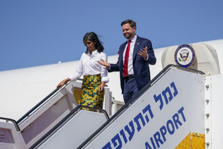 Le vice-président américain JD Vance (D) et son épouse Usha Vance à leur arrivée à l'aéroport de Tel-Aviv, le 21 octobre 2025 ( POOL / Nathan HOWARD )
