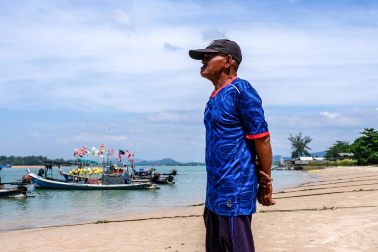 Banlue Choosin, un survivant du tsunami de l'océan Indien de 2004 devenu observateur des vagues, regarde le rivage à Ban Nam Khem