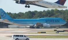 Cette capture d'écran d'une vidéo de l'AFP montre un Boeing affrété par Korean Air en provenance de Séoul arrivant à Atlanta, en Géorgie, le 10 septembre 2025 ( AFP / John Falchetto )