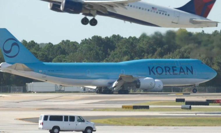Cette capture d'écran d'une vidéo de l'AFP montre un Boeing affrété par Korean Air en provenance de Séoul arrivant à Atlanta, en Géorgie, le 10 septembre 2025 ( AFP / John Falchetto )