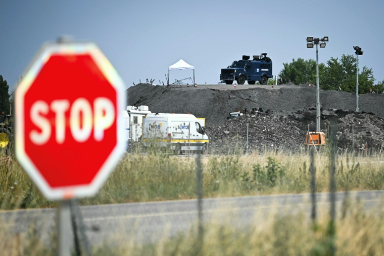 Des gendarmes surveillent une portion de A69, à proximité d'une réunion de militants opposés à la contstruction de cette autoroute devant relier Toulouse et Castres, le 4 juillet 2025 à Maurens-Scopont (Tarn) ( AFP / Matthieu RONDEL )