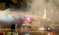 Des manifestants se protègent face au canon à eau de la police lors d’une manifestation antigouvernementale à Tirana, le 16 octobre 2026 en Albanie ( AFP / Adnan Beci )