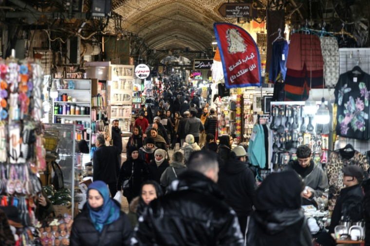 Des Iraniens font les magasins dans le Grand bazar de Téhéran, le 20 janvier 2026 ( AFP / ATTA KENARE )