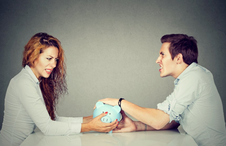 Le divorce peut parfois créer un changement important de niveau de vie pour l’un des époux. (Crédit photo: 123RF)