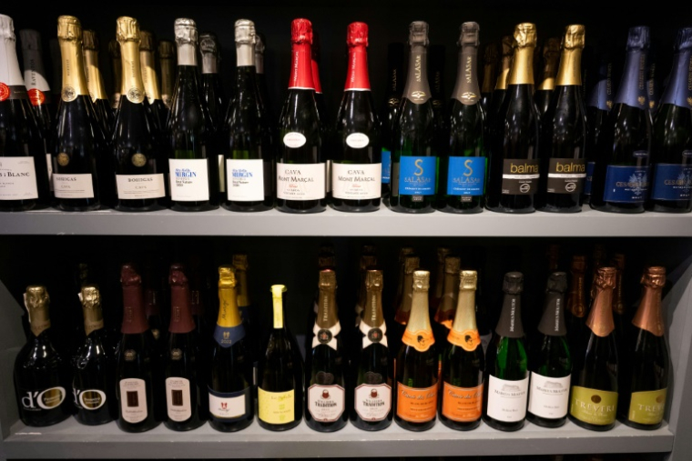 Des bouteilles de vin dans une boutique à Washington, le 19 août 2025 ( AFP / SAUL LOEB )