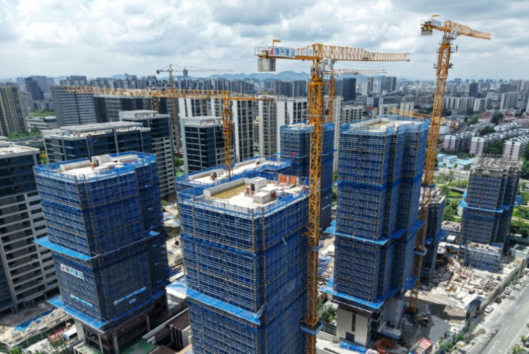 Des bâtiments en construction à Hangzhou, dans la province chinoise du Zhejiang, dans l'est du pays, le 15 septembre 2025 ( AFP / - )