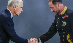 Le nouveau roi Haakon VIII recontre le Premier ministre Jonas Gahr Støredans après la mort de son père Harald, à Oslo le 28 août 2026 ( NTB / Lise Åserud )