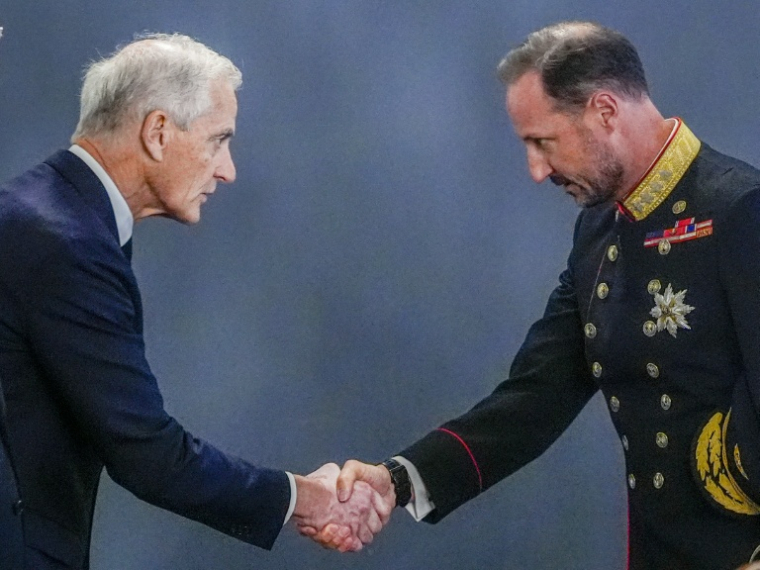 Le nouveau roi Haakon VIII recontre le Premier ministre Jonas Gahr Støredans après la mort de son père Harald, à Oslo le 28 août 2026 ( NTB / Lise Åserud )