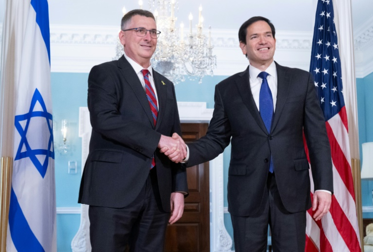 Le secrétaire d'Etat américain Marco Rubio (d) et le ministre israélien des Affaires étrangères, Gideon Saar, le 27 août 2025 à Washington ( AFP / SAUL LOEB )