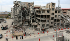 Des habitants devant un immeuble résidentiel détruit par une frappe aérienne américano-israélienne à Téhéran, le 13 avril 2026 ( AFP / - )