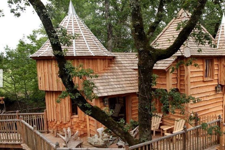 Que diriez-vous de passer la nuit dans une cabane ? Crédit photo : site internet http://www.chateaux-dans-les-arbres.com/