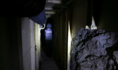 Un journaliste dans un tunnel abandonné, supposément utilisé par le Hezbollah, au fond d'une vallée à Zebqine, lors d'une visite de presse organisée par l'armée libanaise, le 28 novembre 2025 dans le sud du Liban ( AFP / ANWAR AMRO )