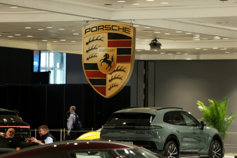 Le logo de Porsche au salon de l'auto de New York, aux Etats-Unis, le 11 avril 2026 ( AFP / CHARLY TRIBALLEAU )