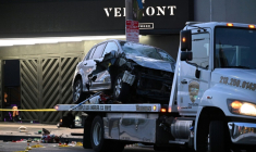 Un véhicule est emporté par les autorités après qu'une voiture a foncé dans la foule rassemblée devant une boît de nuit dans la nuit du 19 juillet 2025, à Hollywood, Los Angeles  ( AFP / Robyn Beck  )