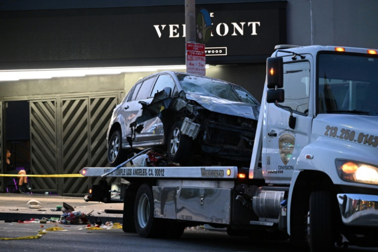 Un véhicule est emporté par les autorités après qu'une voiture a foncé dans la foule rassemblée devant une boît de nuit dans la nuit du 19 juillet 2025, à Hollywood, Los Angeles ( AFP / Robyn Beck )