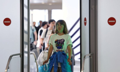 La militante suédoise Greta Thunberg arrive à l'aéroport de Paris