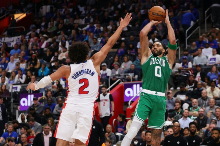 Jayson Tatum face à Cade Cunningham lors du premier match de la saison de NBA entre les Pistons et les Celtics, le 20 octobre à Détroit ( GETTY IMAGES NORTH AMERICA / Gregory Shamus )