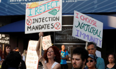 VACCINS: LES FAUSSES INFORMATIONS "TUENT DES GENS", DIT BIDEN