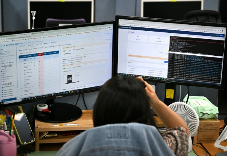Une employée à la recherche de contenus générés par intelligence artificielle sur les réseaux sociaux lors des campagnes électorales, au siège de la Commission nationale électorale (NEC) à Gwacheon, en Corée du Sud, le 16 avril 2026  ( AFP / Jung Yeon-je )