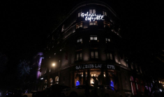 Un homme marche devant les Galeries Lafayette, le grand magasin de luxe français à Mumbai