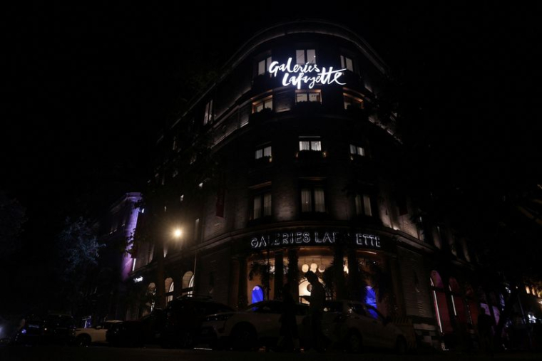 Un homme marche devant les Galeries Lafayette, le grand magasin de luxe français à Mumbai