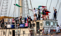 Des militants et défenseurs des droits humains à bord d'un navire quittent le port de Bizerte, au nord de la Tunisie, le 14 septembre 2025, pour rejoindre les derniers bateaux participant à la flottille mondiale Sumud, à destination de la bande de Gaza pour briser le blocus israélien sur le territoire palestinien ( AFP / Mohamed FLISS )
