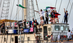 Des militants et défenseurs des droits humains à bord d'un navire quittent le port de Bizerte, au nord de la Tunisie, le 14 septembre 2025, pour rejoindre les derniers bateaux participant à la flottille mondiale Sumud, à destination de la bande de Gaza pour briser le blocus israélien sur le territoire palestinien ( AFP / Mohamed FLISS )